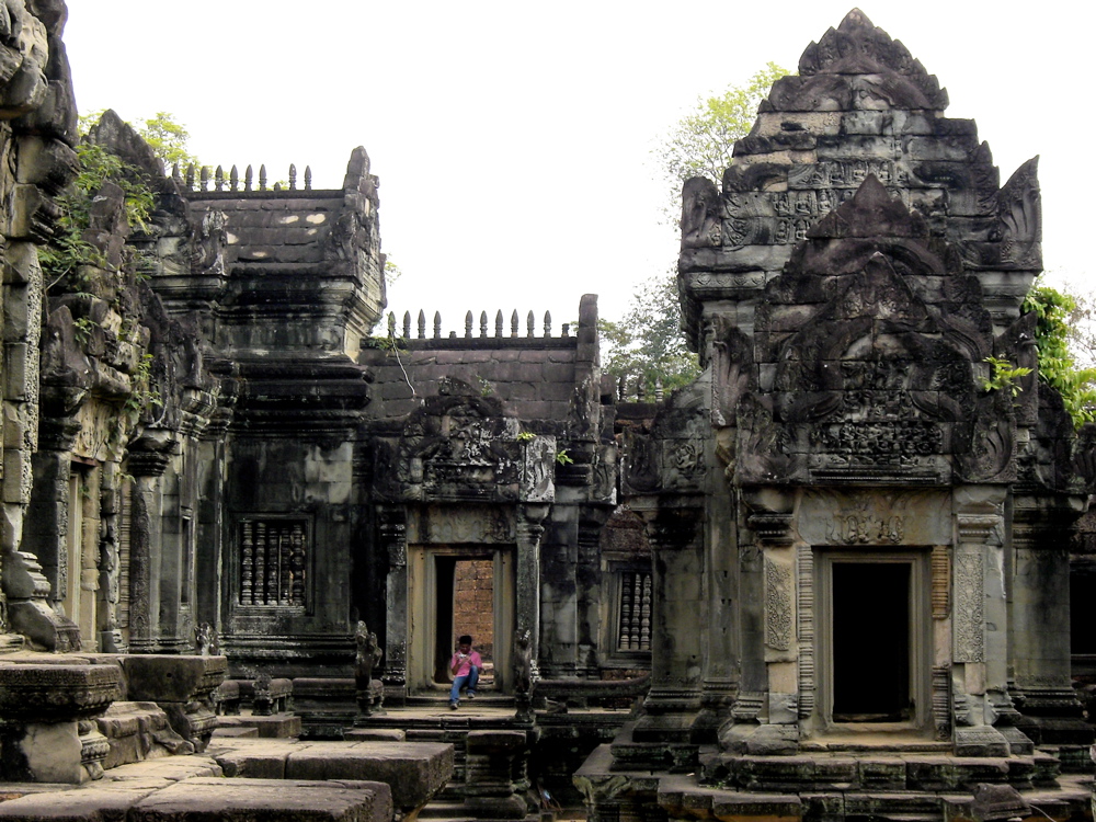 Banteay Samre: stone ridge 