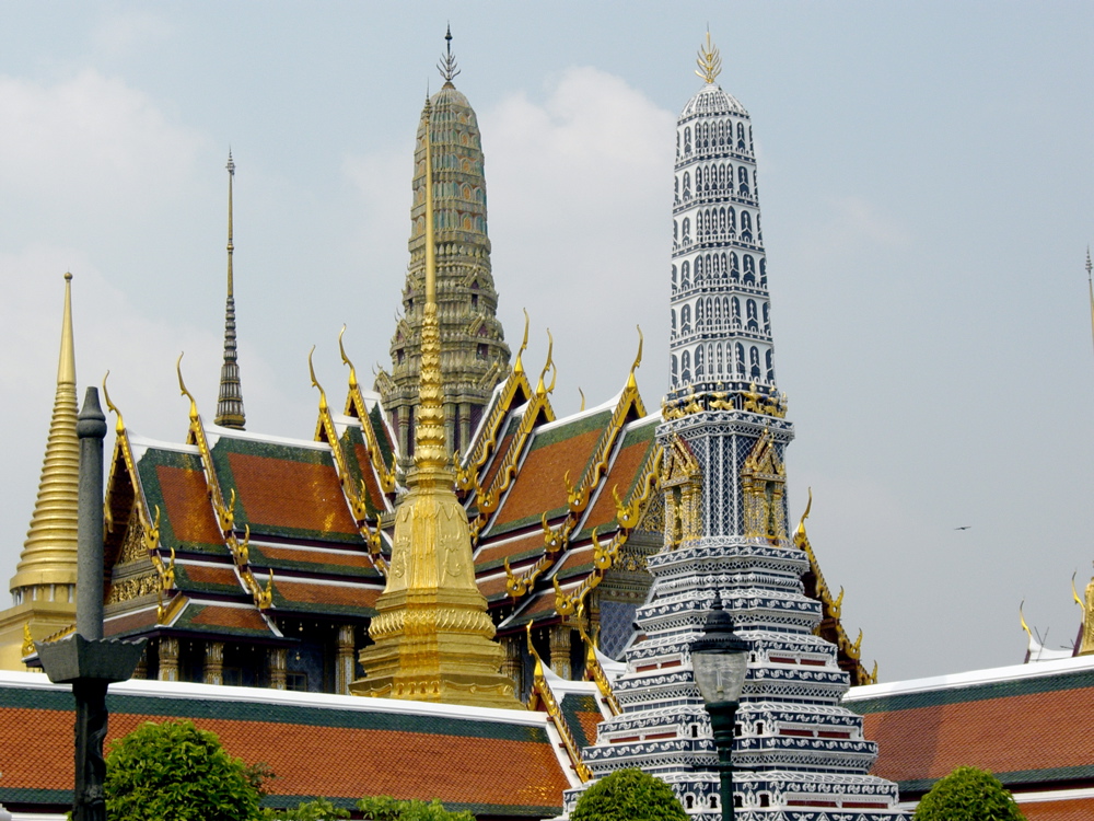 Wat Phra Kaeo: prasat Phra Dhepbidorn and 1 of 8 prangs