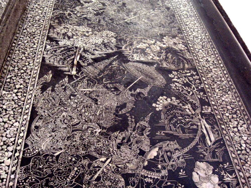 Wat Pho: other of pearl door to main bot