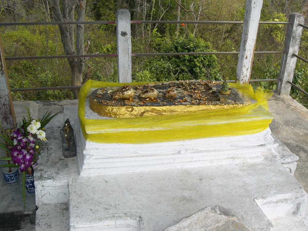 Ko Si Chang: footprint of Buddha