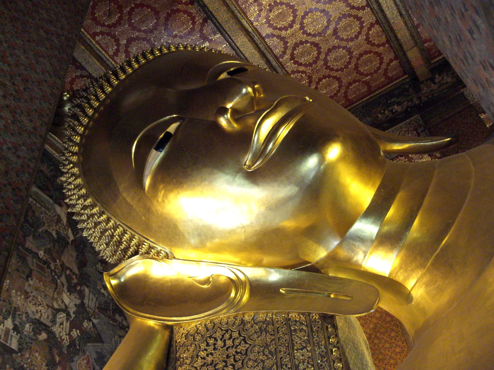 Reclining buddha Statue