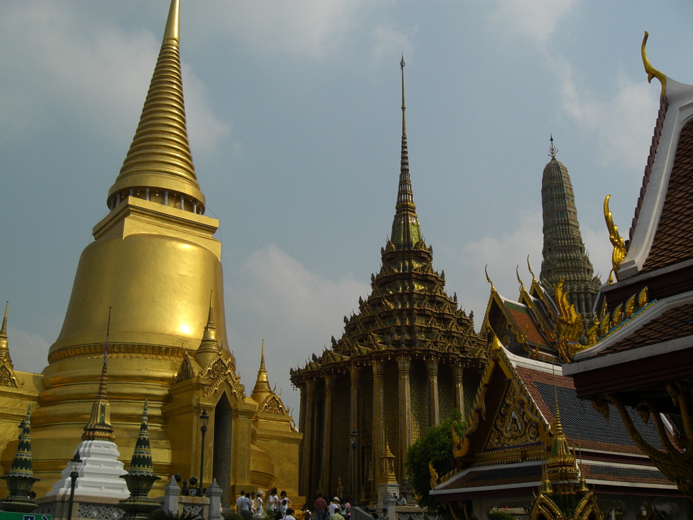 Wat Phra Kaeo: Pra Si Ratana Chedi to house Buddha breastbone