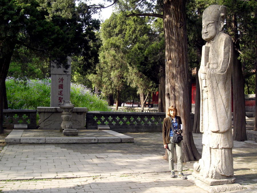 Qufu: Gosia at Confucius Tomb
