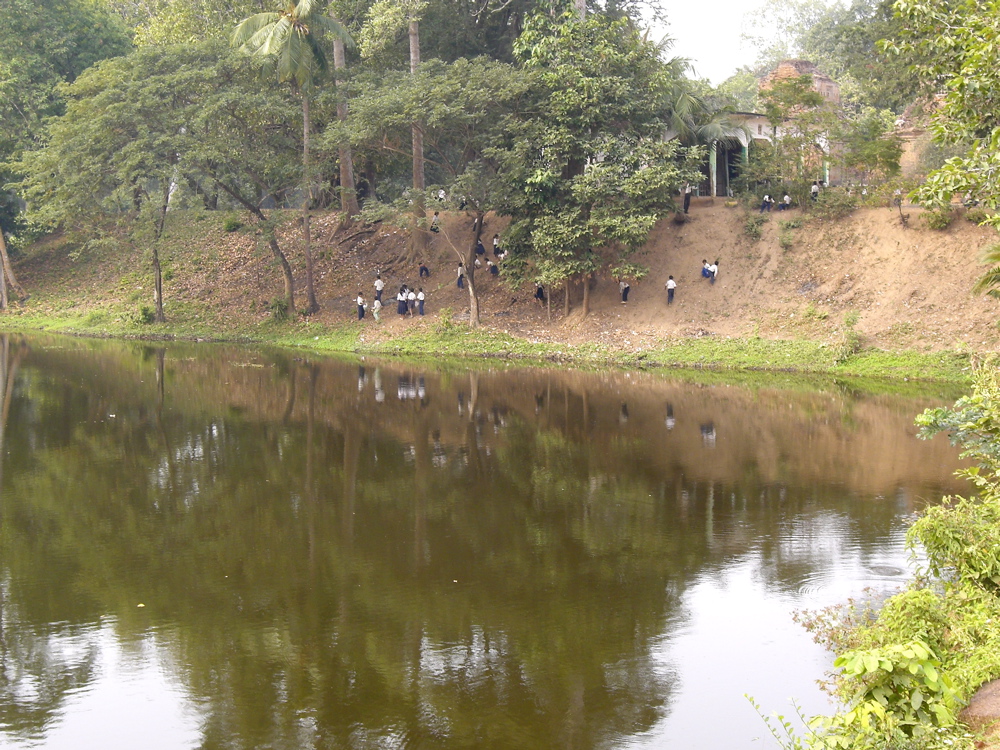 Bakong (IXc.): moat and school kids
