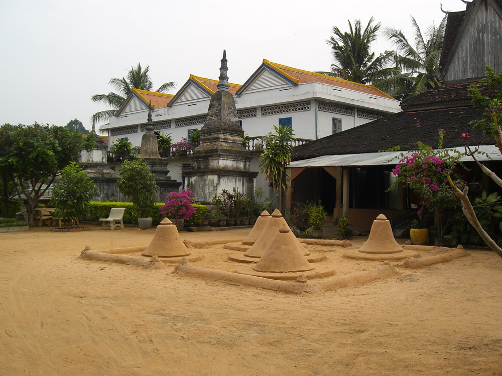 Bakong: contemp. monastery and Mt. Meru