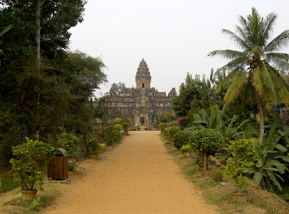 Bakong: bridge over moat