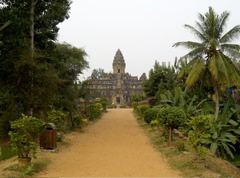 Bakong: bridge over moat